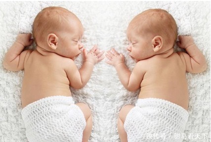 小娃正睡觉发白眼